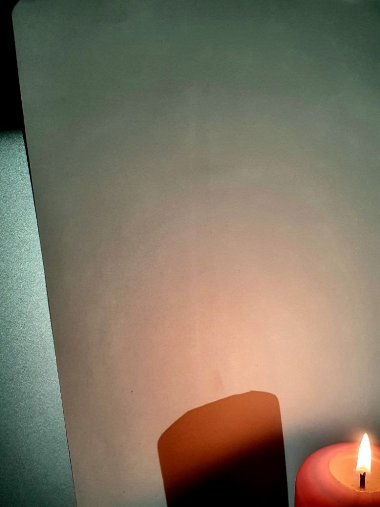 Ein Bild, das Wand, drinnen, Kerze, Licht enthält.

Automatisch generierte Beschreibung